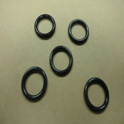 Schwarze Gummiringe auf braunem Untergrund, verwendet in verschiedenen Anwendungen, möglicherweise im Zusammenhang mit Remeha-Produkten.